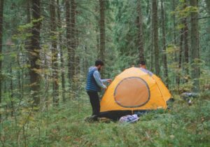 turistas montando barraca em uma floresta